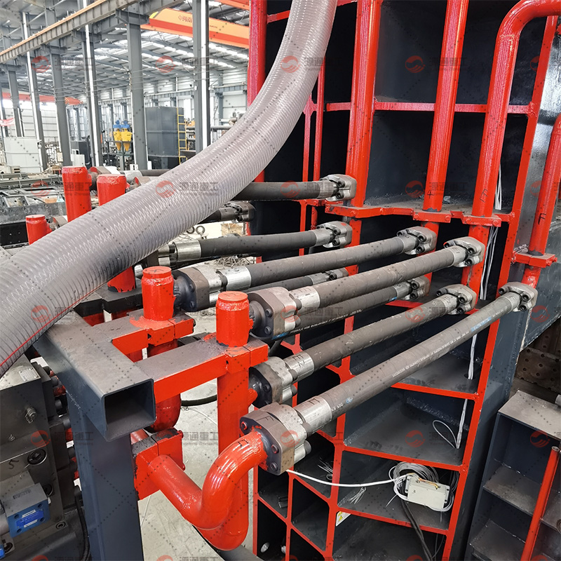 Heavy hydraulic shearing machine