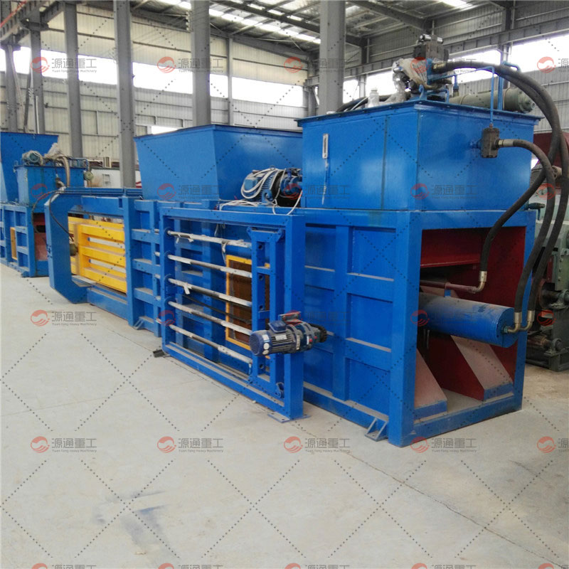 Plastic bottle packing machine